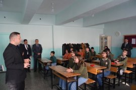 Kaymakam Demirer, Öğrencilerin Karne Sevincine Ortak Oldu