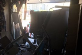 Karayolları aracı Tatvan'da bir markete girdi