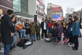 Üniversiteli gençler ilkokul öğrencileri için kitap toplama etkinliği düzenledi