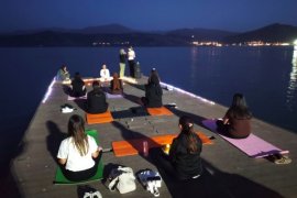 Van Gölü Manzarası ve Dolunay Eşliğinde Yoga