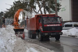 Tatvan'da 1500 Kamyon Kar İlçe Merkezi Dışına Taşındı
