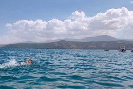 Van Gölü’ne Dikkat Çekmek İçin Su Sporları ve Çevre Temizliği Yaptılar