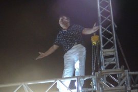 Bülent Serttaş konserde sahne direğine tırmandı
