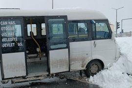 Bitlis’te Bir Tır ile Bir Minibüs Çarpıştı