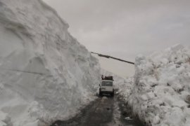 Nemrut yolunda kar kalınlığı 8 metre