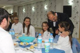 Vali Ustaoğlu şehit aileleri ile iftar yemeğinde biraraya geldi