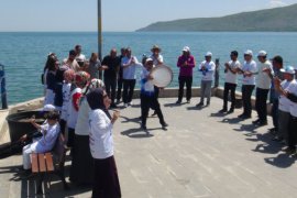 Van Gölü İçin Yürüyen Kadınlar ve Aktivistler, Tatvan Sahilini Dolaştı