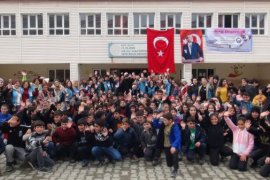 Gönüllüler Köy Okulu Öğrencileri İçin Etkinlik Düzenledi ve Hediye Dağıttı