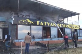 Tatvan Seyir Terası Yangından Dolayı Kullanılamaz Hale Geldi