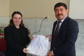 Lise Öğrencileri Öğretmenler İçin Önlük Üretti