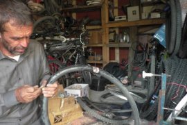 50 Yıldır Bisiklet Tamiri Yaparak Ailesinin Geçimini Sağlıyor