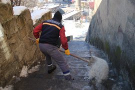 Bitlis Belediyesi ekipleri bilek gücüyle merdivenleri temizliyor