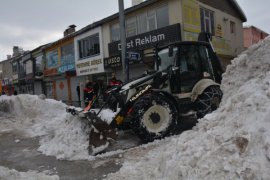 Tatvan'da 1500 Kamyon Kar İlçe Merkezi Dışına Taşındı