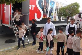 TRT tarafından Van Gölü sahilinde çocuklara yönelik sinema etkinliği düzenlendi