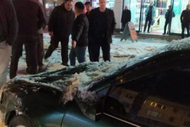Tatvan’da çatıdan düşen kar kütlesi 3 araca hasar verdi