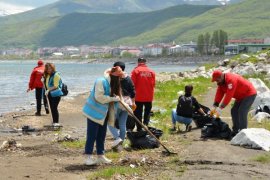 Van Gölü’nün Tatvan Sahilinde Başlatılan Çevre Temizliği Devam Ediyor