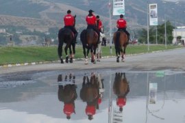 Atlı Polis Birliği Tatvan Sahilinde Devriye Görevi Gerçekleştirdi