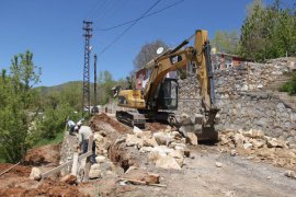 Bitlis’te yol yapımı ve duvar ile kaldırım yenileme çalışmaları sürüyor