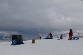 Vatandaşlar Yarıyıl Tatilini Bitlis’teki Kayak Merkezinde Değerlendiriyor