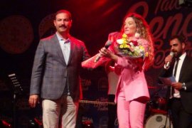 Irmak Arıcı Tatvan’da Konser Verdi