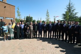 Cumhurbaşkanı Erdoğan, Ahlat’ta Selçuklu Meydan Mezarlığı‘nı Ziyaret Etti