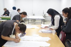 Lise Öğrencileri Öğretmenler İçin Önlük Üretti