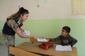 Bitlis’te Jandarma Yaşlıları ve Çocukları Ziyaret Etti