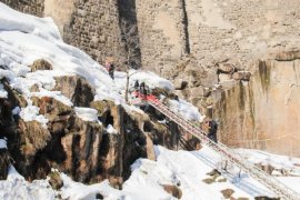 Bitlis Kalesi’nde kar temizliği