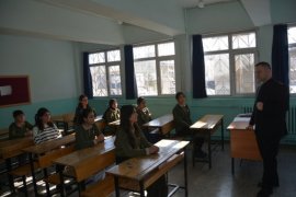 Kaymakam Demirer, Öğrencilerin Karne Sevincine Ortak Oldu