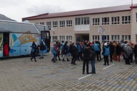 Gönüllüler Köy Okulu Öğrencileri İçin Etkinlik Düzenledi ve Hediye Dağıttı