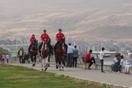 Atlı Polis Birliği Tatvan Sahilinde Devriye Görevi Gerçekleştirdi