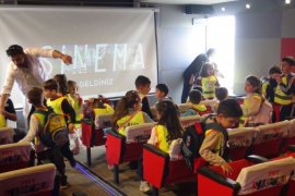 TRT tarafından Van Gölü sahilinde çocuklara yönelik sinema etkinliği düzenlendi