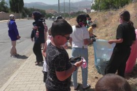 Tatvan’daki çocuklar Van Gölü sahilini temizledi