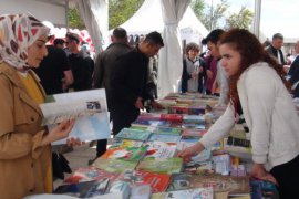 Bitlis ‘1. Kitap Fuarı’ Düzenlenen Etkinliklerle Devam Ediyor
