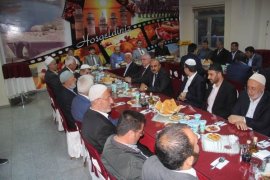 Vali Ustaoğlu iftar yemeğinde kanaat önderleriyle bir araya geldi