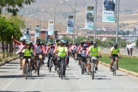 4. Van Denizi Bisiklet Festivali’ne Katılan Gönüllüler Tatvan’a Vardı