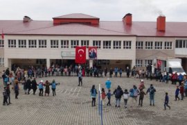 Gönüllüler Köy Okulu Öğrencileri İçin Etkinlik Düzenledi ve Hediye Dağıttı