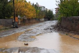 Şiddetli yağmur Tatvan’da hasarlara yol açtı