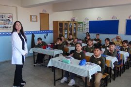 Lise Öğrencileri Öğretmenler İçin Önlük Üretti
