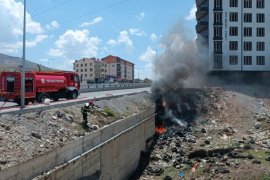 Karayolu Kenarında Çıkan Yangın Paniğe Neden Oldu