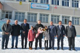 Kaymakam Demirer, Öğrencilerin Karne Sevincine Ortak Oldu