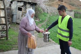 Bitlis Belediyesi ihtiyaç sahibi vatandaşlara günlük sıcak yemek dağıtıyor