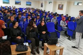Yazar Sadıkoğlu, Tatvan’da öğrencilerle söyleşide buluştu