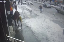 Tatvan’daki Çatılarda Biriken Kar ve Buz Sarkıtları Tehlike Saçıyor