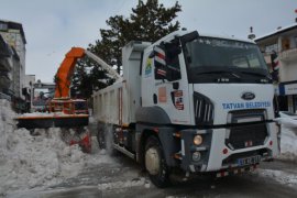 Tatvan'da 1500 Kamyon Kar İlçe Merkezi Dışına Taşındı