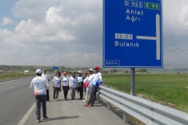 Aktivistler Van Gölü Temizliğine Dikkat Çekmek Amacıyla Sahilde Çöp Topladı