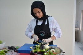 Tatvan’daki Meslek Lisesi Öğrencileri Yemek Üretimine Başladı