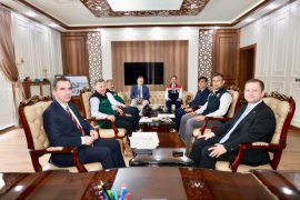 Vali Karakaya Van Gölü Sahilinde Yürütülen Dip Çamuru Temizliği Çalışmalarını İnceledi