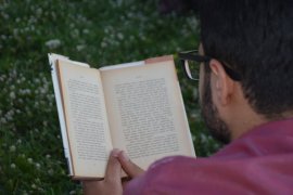 Van Gölü sahilinde kitap okuma etkinliği