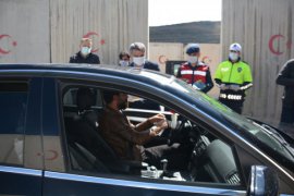 Tatvan’da Trafik Haftası dolayısıyla sürücülere maske ve broşür dağıtıldı